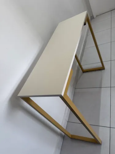 Mesa branca/off-white com pés dourados, modelo moderno e elegante.