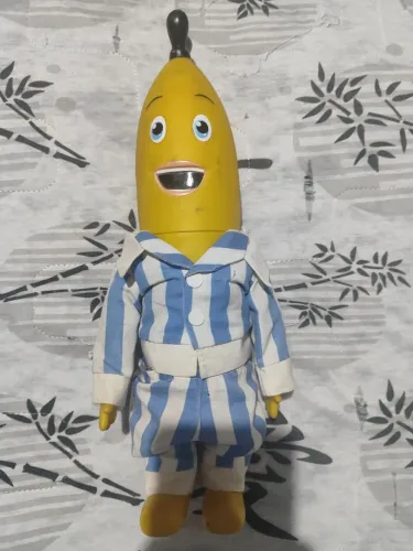 Boneco B2 banana de pijamas e 1 fardinho de Caçulinha da coca todos cheios e lacrados