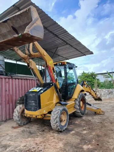Retroescavadeira Caterpillar 416E, ano 2014, 4x4, com 8.316 horas de trabalho