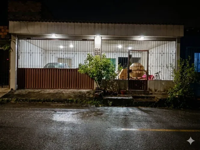 VENDO CASA 130 MIL. CASA PRÓXIMA À SUPERMERCADO, FARMÁCIA, PONTO DE ÔNIBUS, ETC.