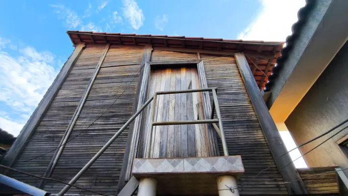 Vende-se um quarto na madeira maciça.