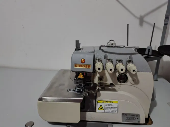 Máquina de costura industrial overloque ponto cadeia Singer ,semi nova