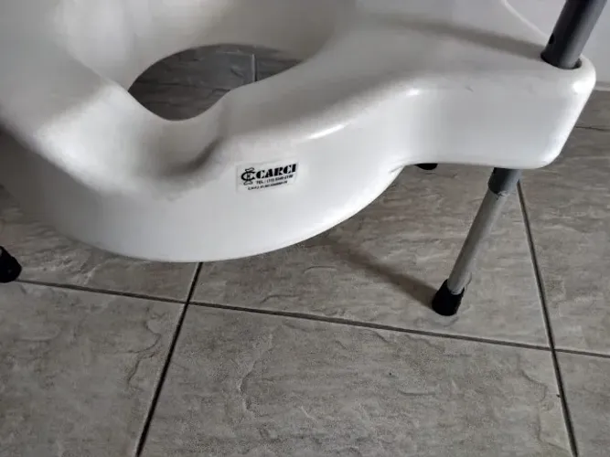 Assento Elevado Sanitário Com Barras Laterais Para Apoio