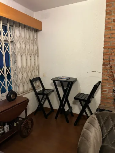 Mesa de bar com 2 cadeiras altas de madeira maciça 
