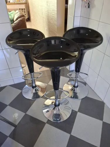 Banquetes reguláveis preta e inox.