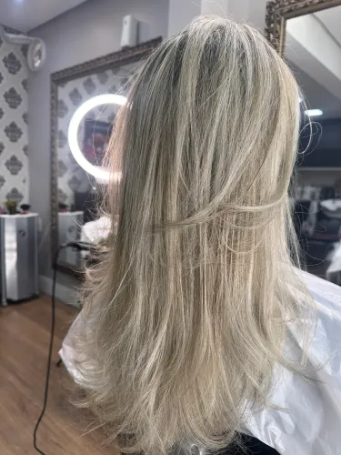 Profissional de Beleza Procura Oportunidade em Salão de Alto Padrão