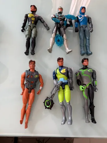 Bonecos Max Stell e Ben 10
