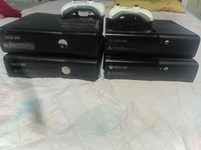 Vendo estes xbox todos com luz vermelha pra peças ou conserto serto sem fontes .
