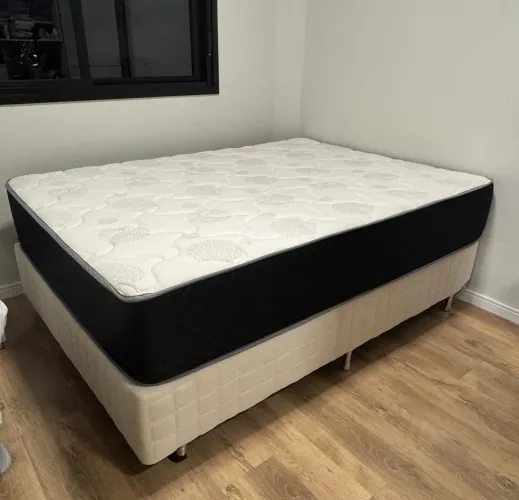Colchão de casal com box em ótimo estado de conservação