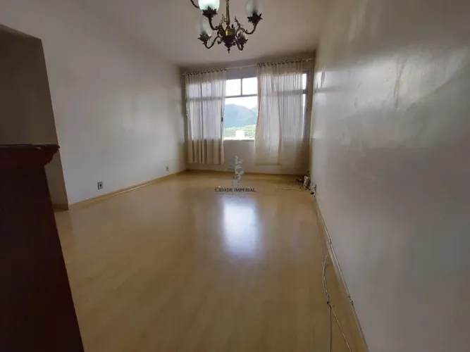 Alugo Centro histórico de Petrópolis apto com 2 quartos garagem + dependência empregada