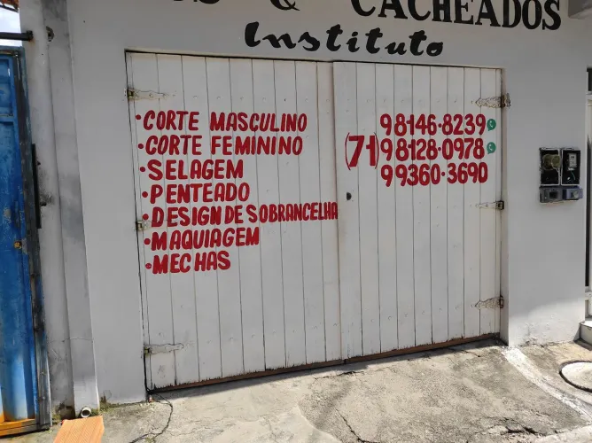 Portão de garagem em madeira 