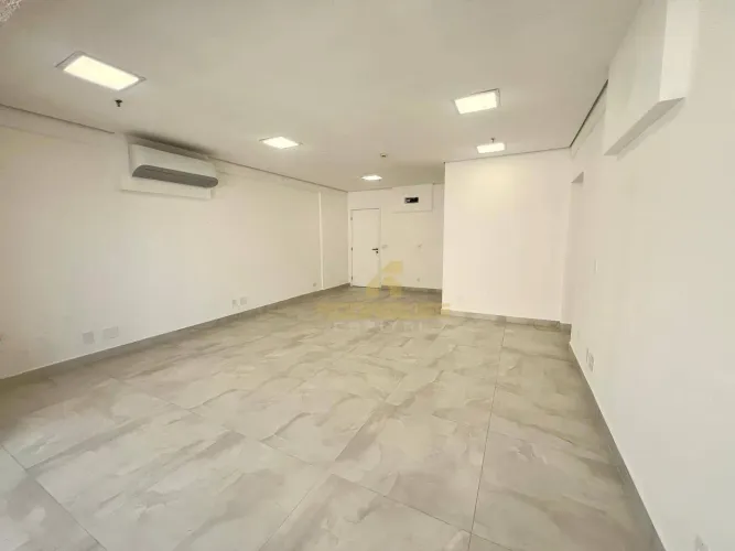 Sala comercial para venda e locação no Edif. Trend Office - Sala integrada com varanda e c