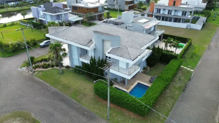 Sobrado à venda com 440 m2 e 6 quartos no Condomínio Ocean Side em Torres RS