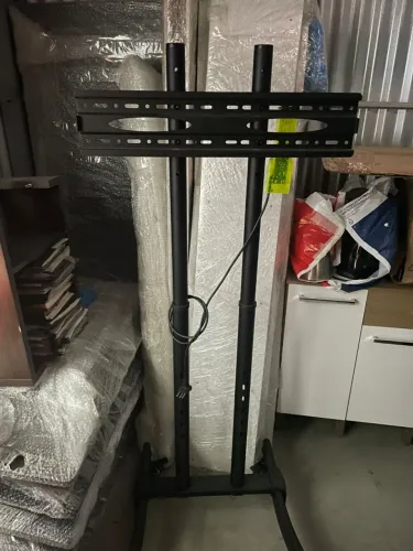 Suporte pedestal móvel para TV