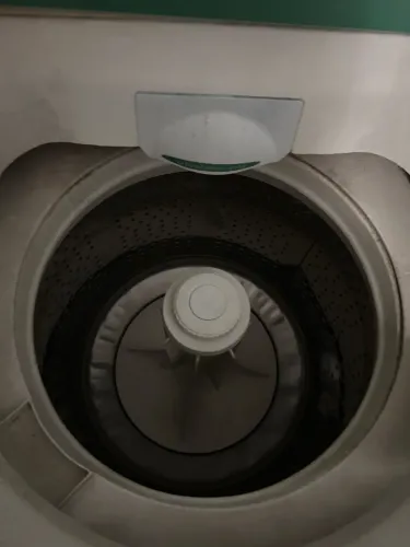 Máquina de lavar antiga funcionando bem