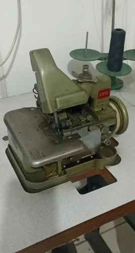 Máquina de costura overclock star 