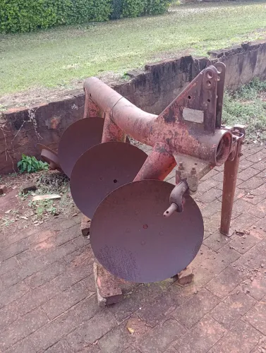 Vendo arado de três discos, Massey Ferguson fixo