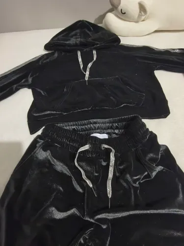 Agasalho para menina de veludo preto semi-novo 9 a 12 anos