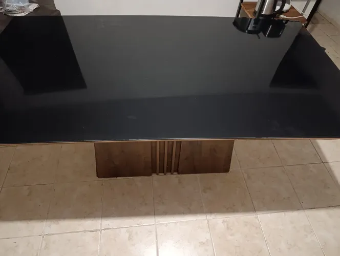 Mesa de jantar em vídro preto