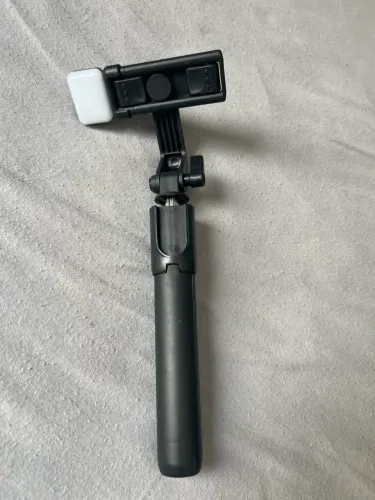 Bastão de self e gravação com iluminação