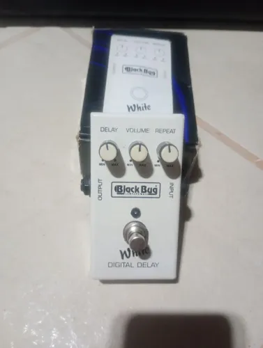 Pedal Black bug white digital delay para guitarra violão 
