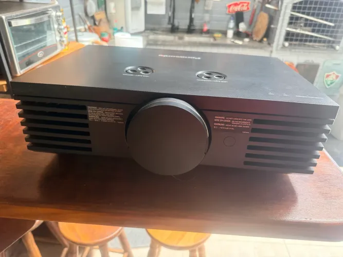 Projetor Panasonic full HD PT EA2000U