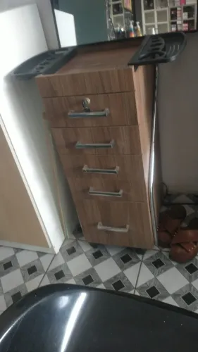 carinho auxiliar de salão de beleza