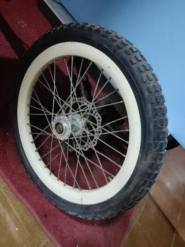 Triciclo cargueiro, para trabalhar / com caixa de 90 comprimento 40 largura 44 altura.