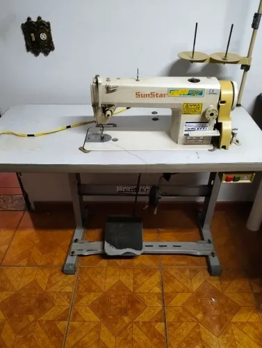 Máquina de costura reta
