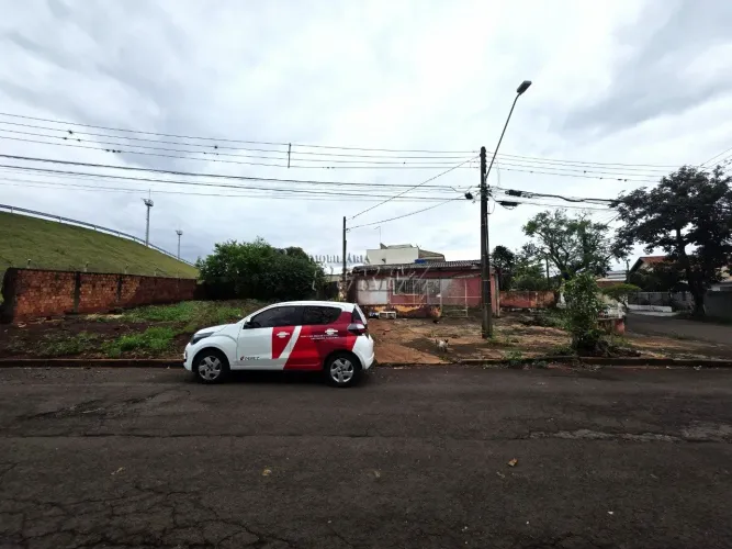 Terreno à venda no Jardim Aeroporto na região leste de Londrina