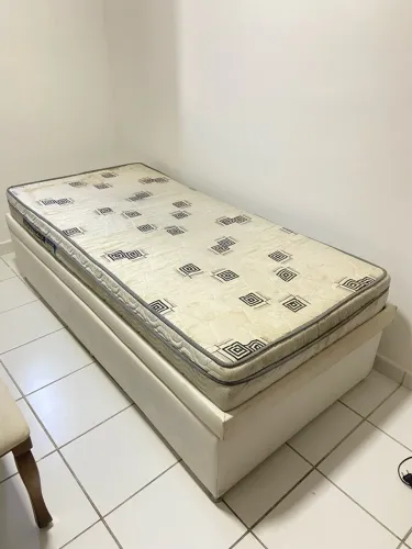 Base Baú Solteirão Estofada em Courino Branco - R$ 250