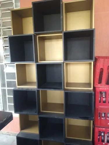 Estante Modular 18 Nichos Preto E Dourado Para Sala