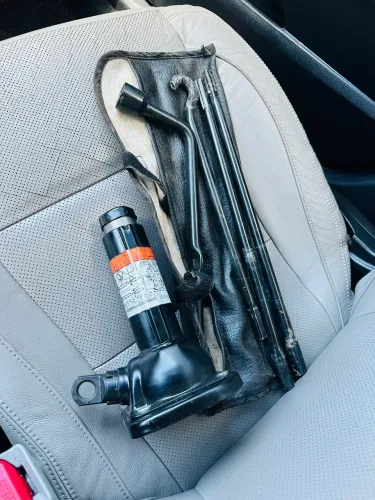 Kit macaco e chave de roda Hilux 
