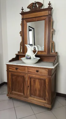 Lavabo antigo em madeira maciça, com espelho, tampo em mármore e louça pintada à mão