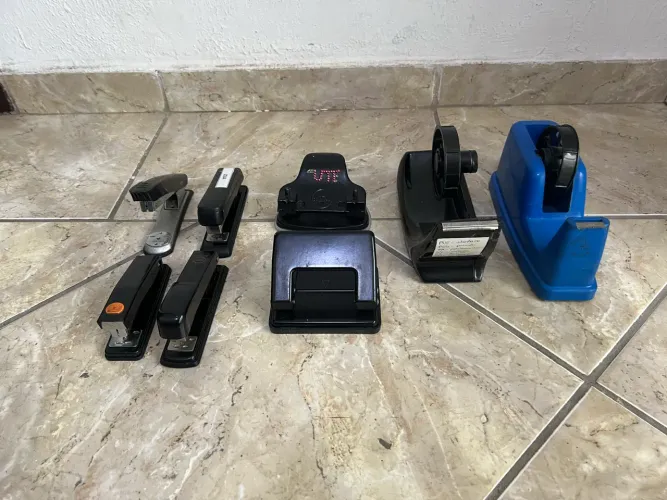 2 Suporte pra Fitas + 4 Grampeadores + 2 Furador de Papel 