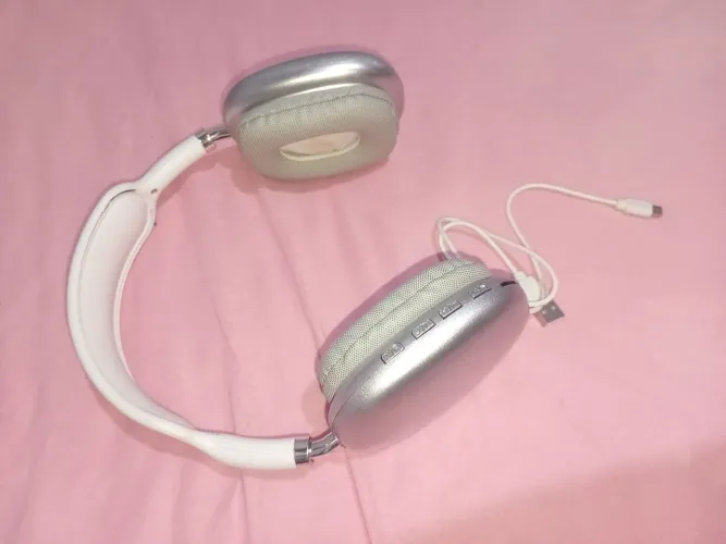 Fone de ouvido usado sem fio cor branca