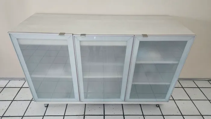 Armário Cristaleira em MDF com Portas de Vidro