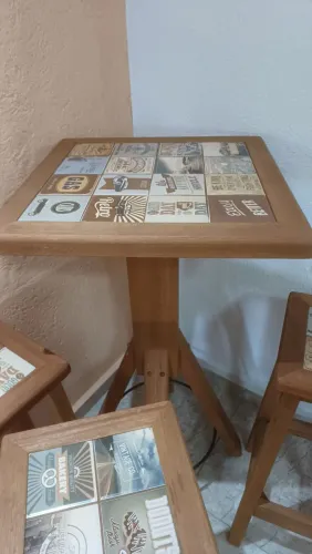 Mesa com 3 banquetas