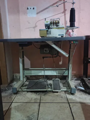 Máquina de costura ponto cadeia