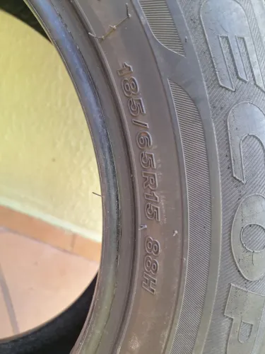 Vende-se Pneus aro 15 185 65 15 Bristone.