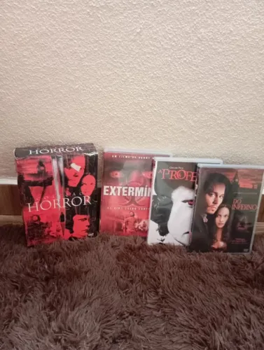 coleção de DVDs e um box de filmes de terror e suspens