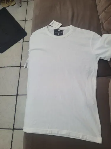 Vendo camisa branca tamanho P , Nunca usada por 30 reais.