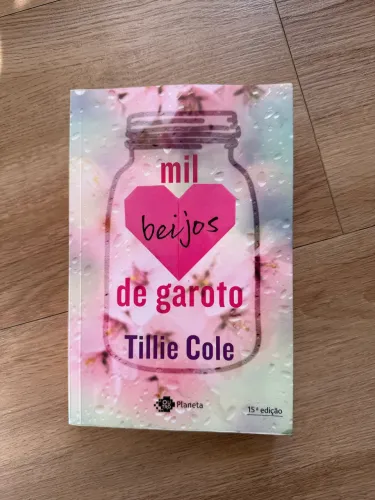 Livro Mil Beijos de Garoto | Tillie Cole | Excelente Estado