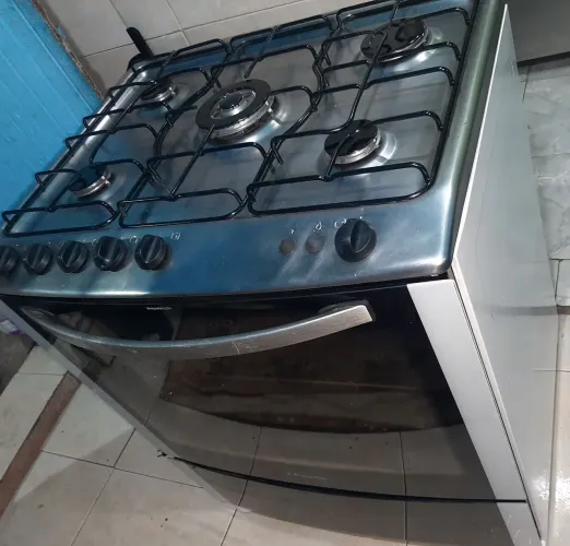 fogão Electrolux 5 bocas.acendimento automático. todas as bocas e forno funcionando.