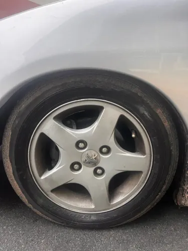 Vendo rodas e pneus 175/65/R14 quero 700 nelas