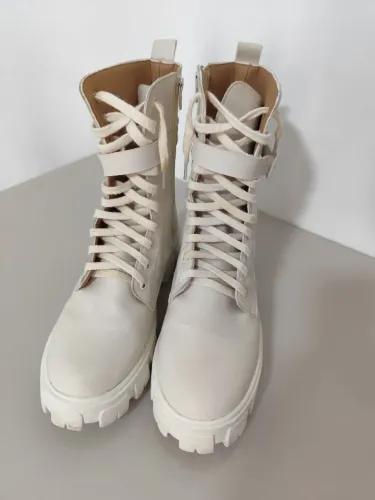 Bota coturno off white Tamanho 39 marca Gabriela