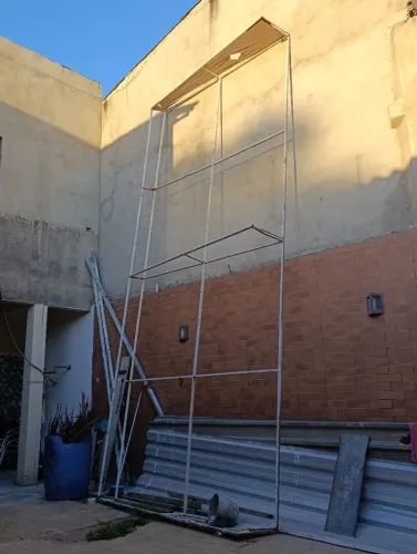 Toldo, só a armação, estrutura metálica co as seguintes medidas 6,00 x 2,70.