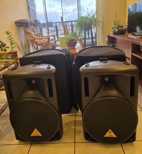 PAR DE CAIXAS ATIVAS BEHRINGER EUROLIVE B212D + CASES