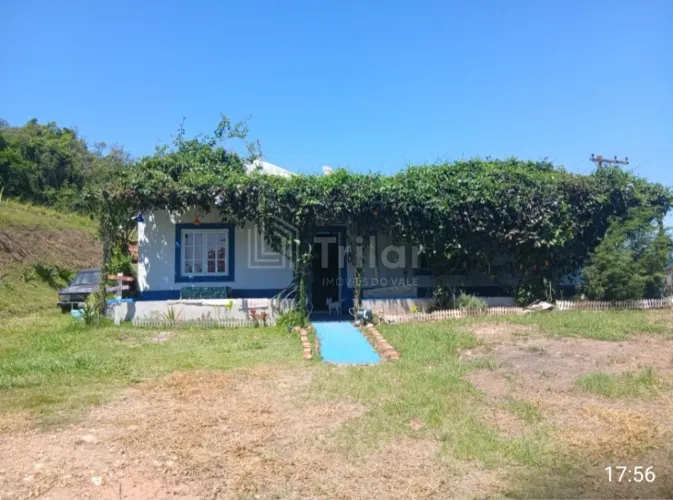 Chácara à venda em Paraibuna-SP, bairro Colinas: 3 quartos, 1 suíte, 2 salas, 2 banheiros,
