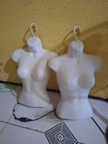 Cabides silhueta feminino e manequim meio corpo masculino 